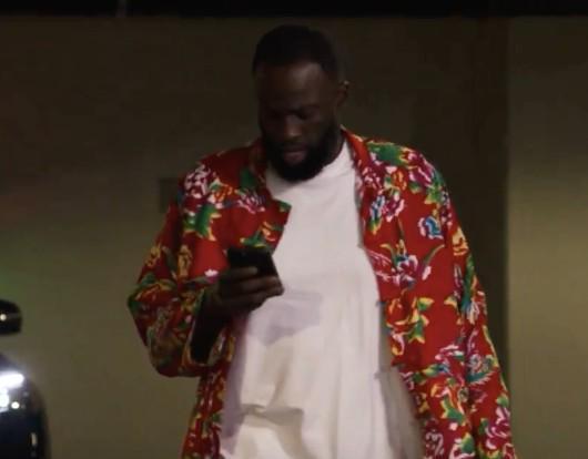 kaiyun sports-湾区雨姐，追梦格林身着中国东北大花袄进入球馆